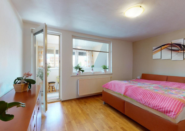 PREDANÉ -V blízkosti Stupavského parku 7 izbový rodinný dom, pozemok 634 m2, 3 garáž. STUPAVA