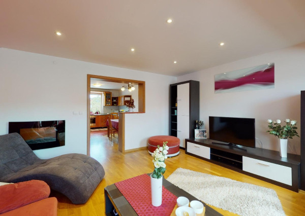 PREDANÉ -V blízkosti Stupavského parku 7 izbový rodinný dom, pozemok 634 m2, 3 garáž. STUPAVA