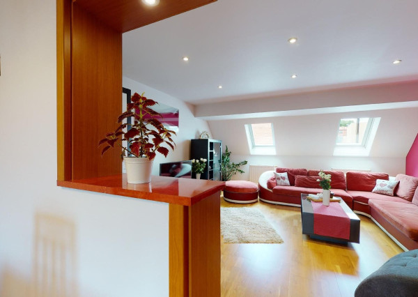 PREDANÉ -V blízkosti Stupavského parku 7 izbový rodinný dom, pozemok 634 m2, 3 garáž. STUPAVA