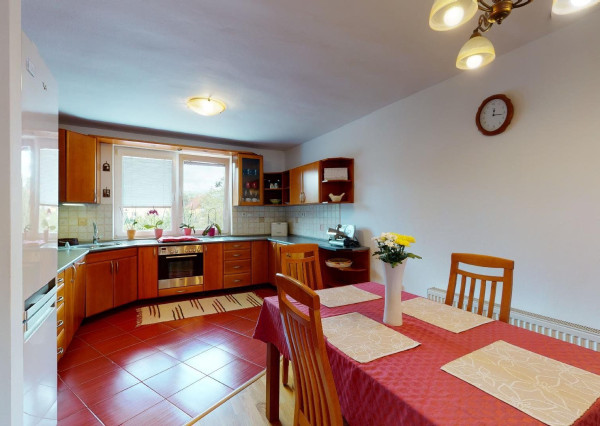 PREDANÉ -V blízkosti Stupavského parku 7 izbový rodinný dom, pozemok 634 m2, 3 garáž. STUPAVA