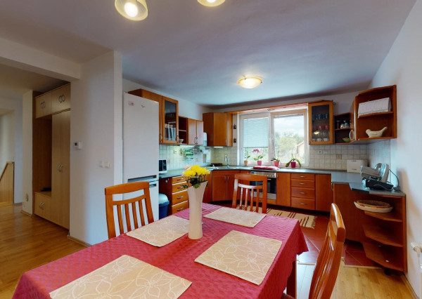 PREDANÉ -V blízkosti Stupavského parku 7 izbový rodinný dom, pozemok 634 m2, 3 garáž. STUPAVA