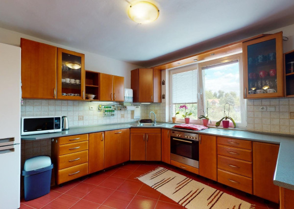 PREDANÉ -V blízkosti Stupavského parku 7 izbový rodinný dom, pozemok 634 m2, 3 garáž. STUPAVA