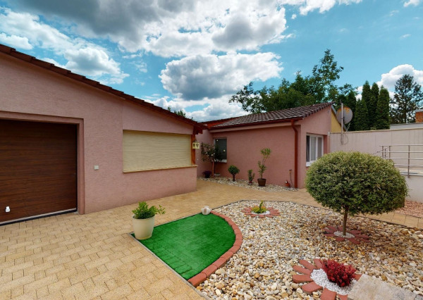 PREDANÉ -V blízkosti Stupavského parku 7 izbový rodinný dom, pozemok 634 m2, 3 garáž. STUPAVA