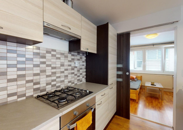 PREDANÉ -V blízkosti Stupavského parku 7 izbový rodinný dom, pozemok 634 m2, 3 garáž. STUPAVA