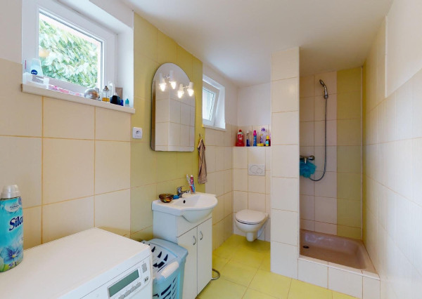 PREDANÉ -V blízkosti Stupavského parku 7 izbový rodinný dom, pozemok 634 m2, 3 garáž. STUPAVA