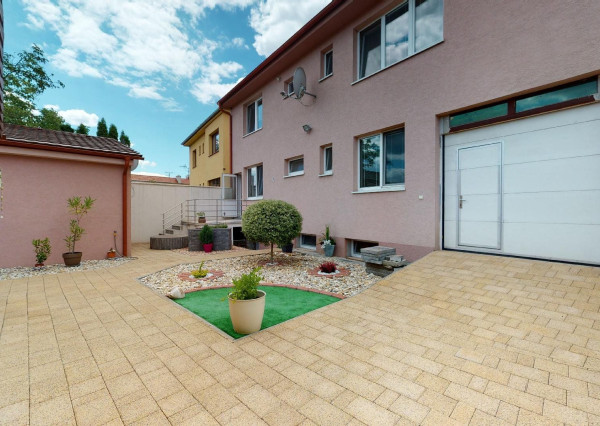 PREDANÉ -V blízkosti Stupavského parku 7 izbový rodinný dom, pozemok 634 m2, 3 garáž. STUPAVA