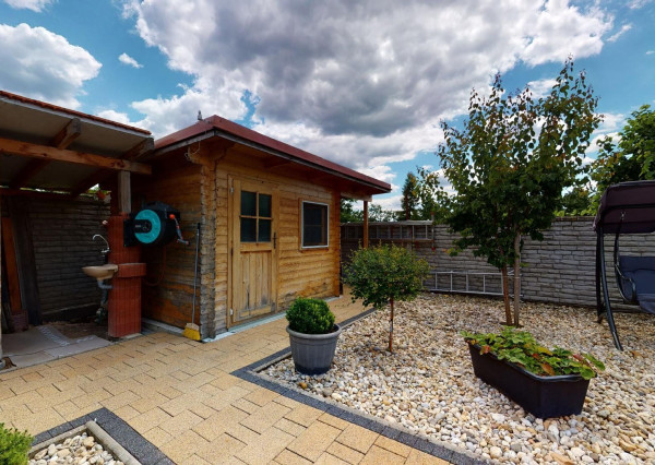 PREDANÉ -V blízkosti Stupavského parku 7 izbový rodinný dom, pozemok 634 m2, 3 garáž. STUPAVA