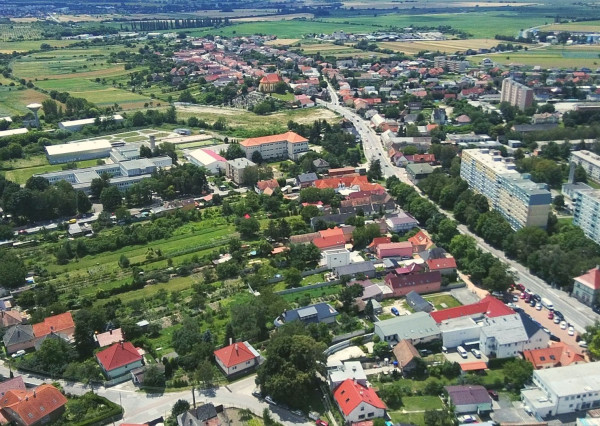 PREDANÉ -V blízkosti Stupavského parku 7 izbový rodinný dom, pozemok 634 m2, 3 garáž. STUPAVA