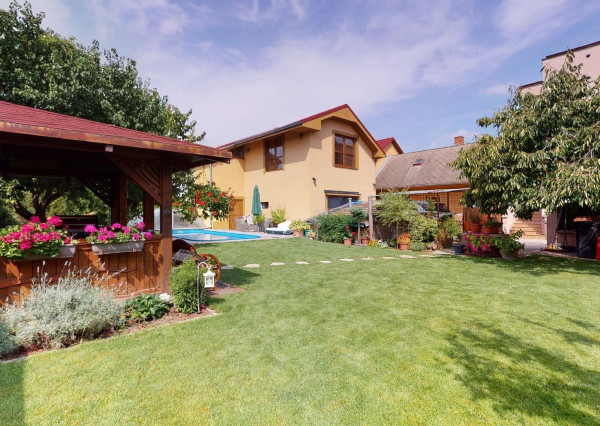 PREDANÉ -rod.dom s pozemkom 908 m2,bazénom,altánkom,3 x garáž v tesnej blízkosti ZŠ, MŠ a námestia v ZB.