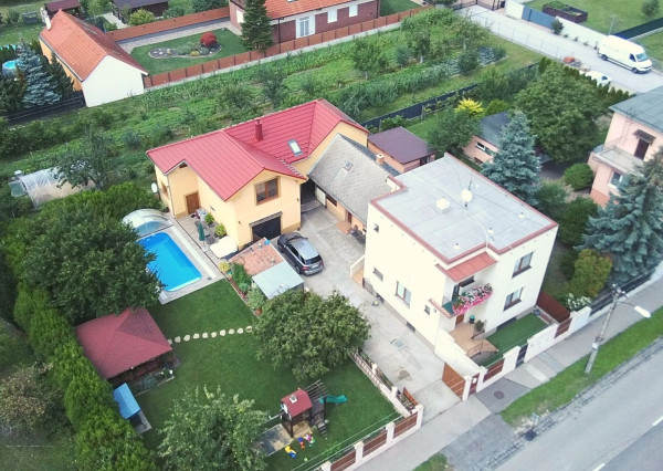 PREDANÉ -rod.dom s pozemkom 908 m2,bazénom,altánkom,3 x garáž v tesnej blízkosti ZŠ, MŠ a námestia v ZB.