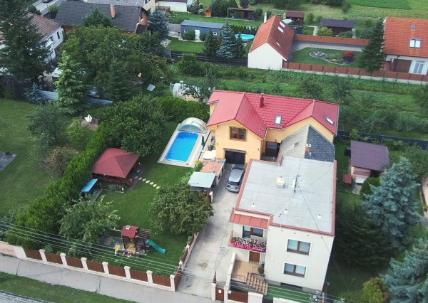 PREDANÉ -rod.dom s pozemkom 908 m2,bazénom,altánkom,3 x garáž v tesnej blízkosti ZŠ, MŠ a námestia v ZB.