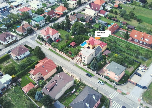 PREDANÉ -rod.dom s pozemkom 908 m2,bazénom,altánkom,3 x garáž v tesnej blízkosti ZŠ, MŠ a námestia v ZB.