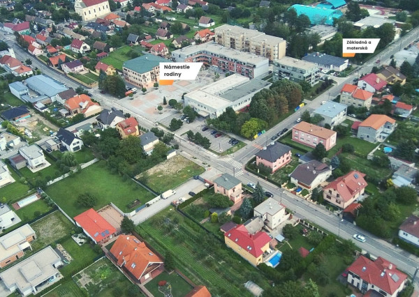 PREDANÉ -rod.dom s pozemkom 908 m2,bazénom,altánkom,3 x garáž v tesnej blízkosti ZŠ, MŠ a námestia v ZB.