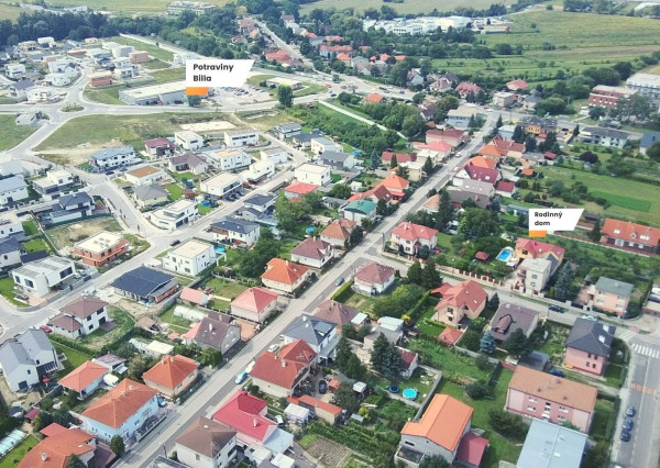 PREDANÉ -rod.dom s pozemkom 908 m2,bazénom,altánkom,3 x garáž v tesnej blízkosti ZŠ, MŠ a námestia v ZB.