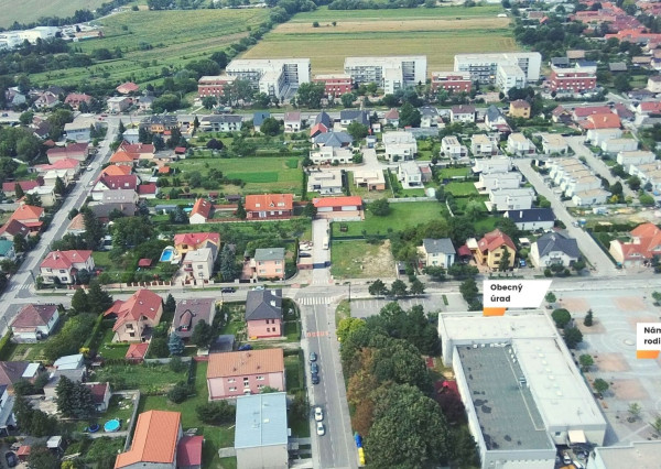 PREDANÉ -rod.dom s pozemkom 908 m2,bazénom,altánkom,3 x garáž v tesnej blízkosti ZŠ, MŠ a námestia v ZB.