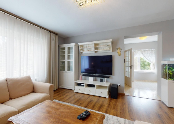 PREDANÉ -rod.dom s pozemkom 908 m2,bazénom,altánkom,3 x garáž v tesnej blízkosti ZŠ, MŠ a námestia v ZB.