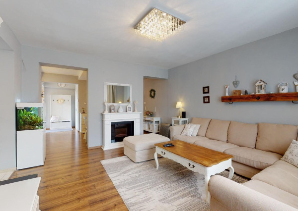 PREDANÉ -rod.dom s pozemkom 908 m2,bazénom,altánkom,3 x garáž v tesnej blízkosti ZŠ, MŠ a námestia v ZB.