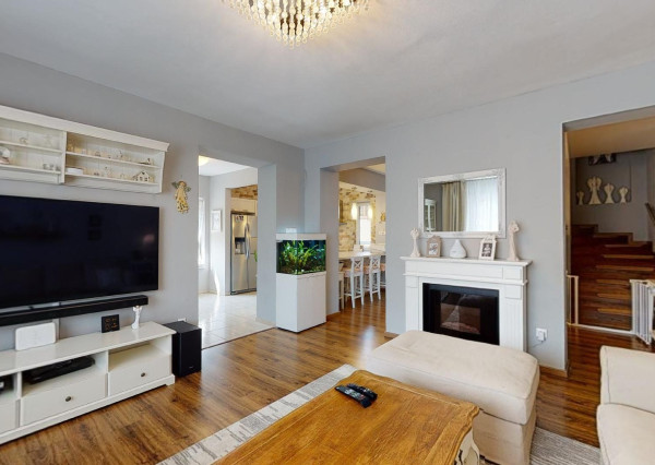 PREDANÉ -rod.dom s pozemkom 908 m2,bazénom,altánkom,3 x garáž v tesnej blízkosti ZŠ, MŠ a námestia v ZB.