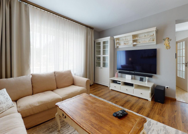 PREDANÉ -rod.dom s pozemkom 908 m2,bazénom,altánkom,3 x garáž v tesnej blízkosti ZŠ, MŠ a námestia v ZB.