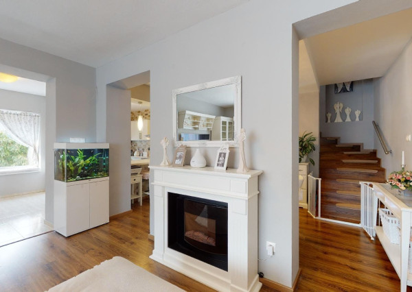 PREDANÉ -rod.dom s pozemkom 908 m2,bazénom,altánkom,3 x garáž v tesnej blízkosti ZŠ, MŠ a námestia v ZB.