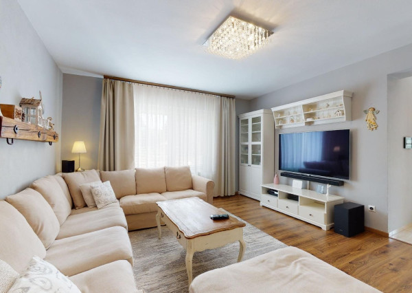 PREDANÉ -rod.dom s pozemkom 908 m2,bazénom,altánkom,3 x garáž v tesnej blízkosti ZŠ, MŠ a námestia v ZB.