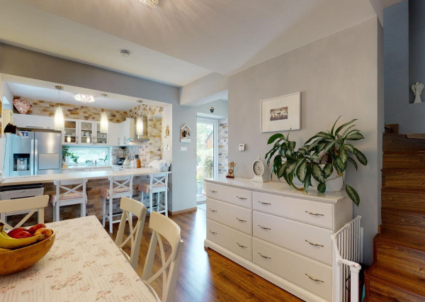 PREDANÉ -rod.dom s pozemkom 908 m2,bazénom,altánkom,3 x garáž v tesnej blízkosti ZŠ, MŠ a námestia v ZB.