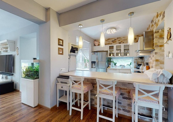 PREDANÉ -rod.dom s pozemkom 908 m2,bazénom,altánkom,3 x garáž v tesnej blízkosti ZŠ, MŠ a námestia v ZB.