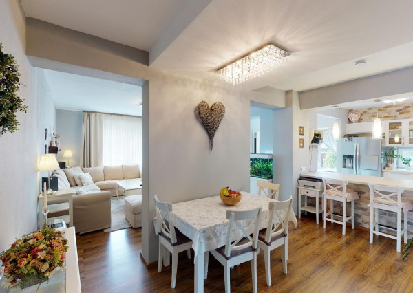 PREDANÉ -rod.dom s pozemkom 908 m2,bazénom,altánkom,3 x garáž v tesnej blízkosti ZŠ, MŠ a námestia v ZB.