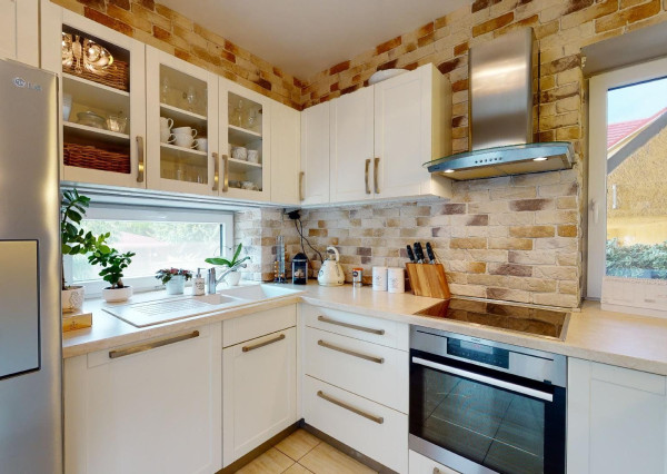 PREDANÉ -rod.dom s pozemkom 908 m2,bazénom,altánkom,3 x garáž v tesnej blízkosti ZŠ, MŠ a námestia v ZB.