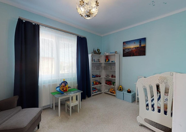 PREDANÉ -rod.dom s pozemkom 908 m2,bazénom,altánkom,3 x garáž v tesnej blízkosti ZŠ, MŠ a námestia v ZB.