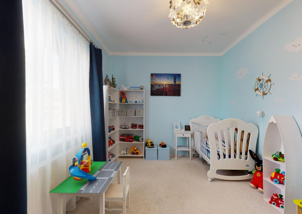 PREDANÉ -rod.dom s pozemkom 908 m2,bazénom,altánkom,3 x garáž v tesnej blízkosti ZŠ, MŠ a námestia v ZB.