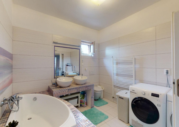 PREDANÉ -rod.dom s pozemkom 908 m2,bazénom,altánkom,3 x garáž v tesnej blízkosti ZŠ, MŠ a námestia v ZB.