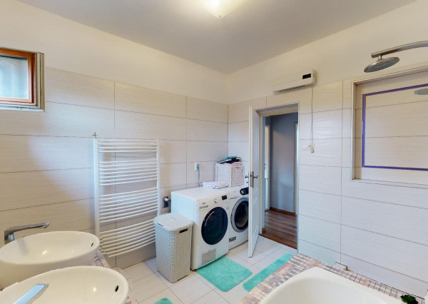 PREDANÉ -rod.dom s pozemkom 908 m2,bazénom,altánkom,3 x garáž v tesnej blízkosti ZŠ, MŠ a námestia v ZB.