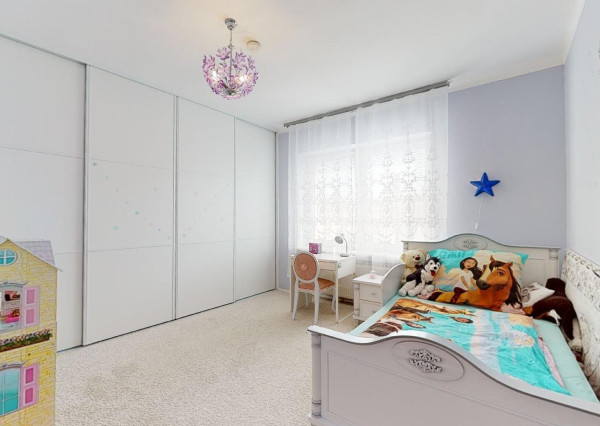 PREDANÉ -rod.dom s pozemkom 908 m2,bazénom,altánkom,3 x garáž v tesnej blízkosti ZŠ, MŠ a námestia v ZB.