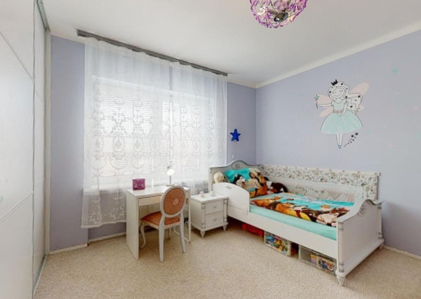 PREDANÉ -rod.dom s pozemkom 908 m2,bazénom,altánkom,3 x garáž v tesnej blízkosti ZŠ, MŠ a námestia v ZB.