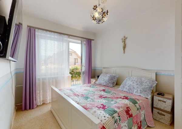 PREDANÉ -rod.dom s pozemkom 908 m2,bazénom,altánkom,3 x garáž v tesnej blízkosti ZŠ, MŠ a námestia v ZB.