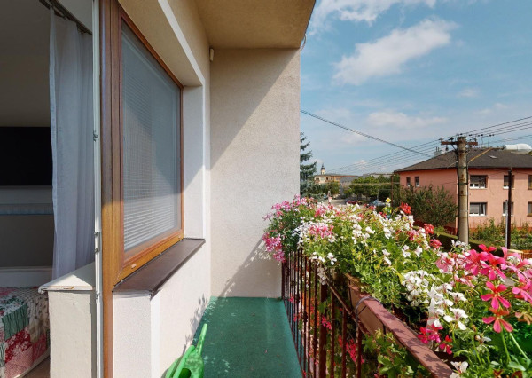 PREDANÉ -rod.dom s pozemkom 908 m2,bazénom,altánkom,3 x garáž v tesnej blízkosti ZŠ, MŠ a námestia v ZB.