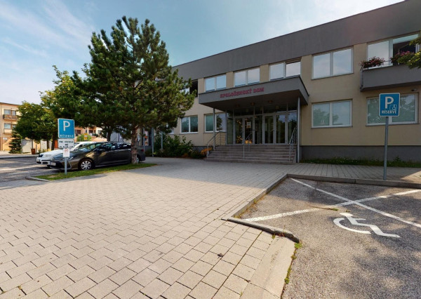 PREDANÉ -rod.dom s pozemkom 908 m2,bazénom,altánkom,3 x garáž v tesnej blízkosti ZŠ, MŠ a námestia v ZB.