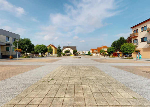 PREDANÉ -rod.dom s pozemkom 908 m2,bazénom,altánkom,3 x garáž v tesnej blízkosti ZŠ, MŠ a námestia v ZB.