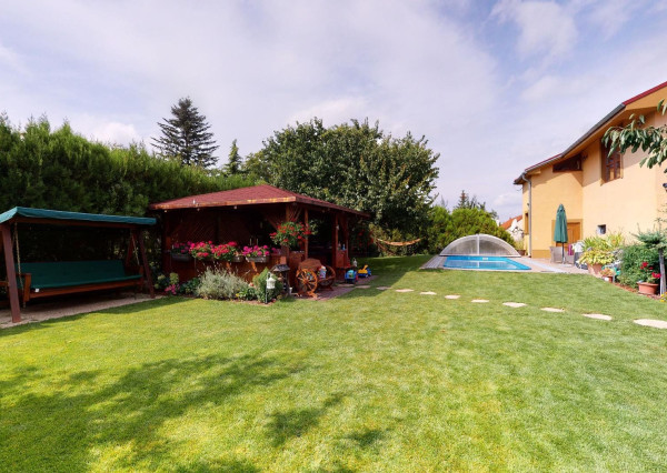 PREDANÉ -rod.dom s pozemkom 908 m2,bazénom,altánkom,3 x garáž v tesnej blízkosti ZŠ, MŠ a námestia v ZB.