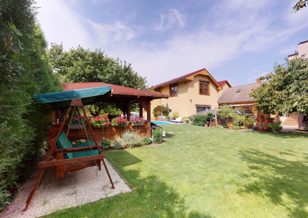 PREDANÉ -rod.dom s pozemkom 908 m2,bazénom,altánkom,3 x garáž v tesnej blízkosti ZŠ, MŠ a námestia v ZB.