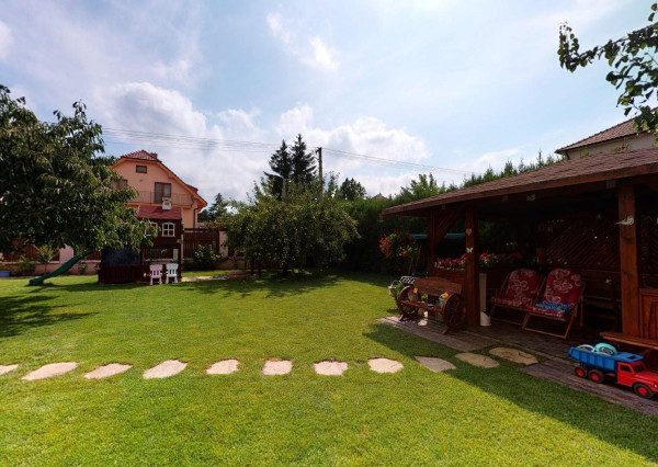 PREDANÉ -rod.dom s pozemkom 908 m2,bazénom,altánkom,3 x garáž v tesnej blízkosti ZŠ, MŠ a námestia v ZB.