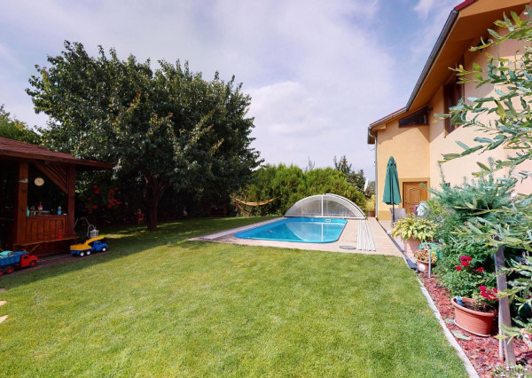 PREDANÉ -rod.dom s pozemkom 908 m2,bazénom,altánkom,3 x garáž v tesnej blízkosti ZŠ, MŠ a námestia v ZB.