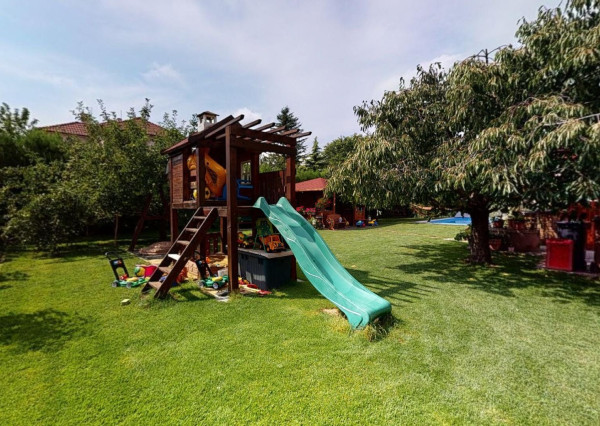 PREDANÉ -rod.dom s pozemkom 908 m2,bazénom,altánkom,3 x garáž v tesnej blízkosti ZŠ, MŠ a námestia v ZB.