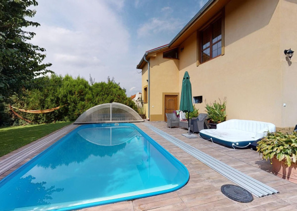 PREDANÉ -rod.dom s pozemkom 908 m2,bazénom,altánkom,3 x garáž v tesnej blízkosti ZŠ, MŠ a námestia v ZB.