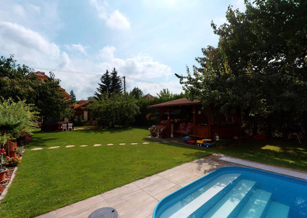 PREDANÉ -rod.dom s pozemkom 908 m2,bazénom,altánkom,3 x garáž v tesnej blízkosti ZŠ, MŠ a námestia v ZB.