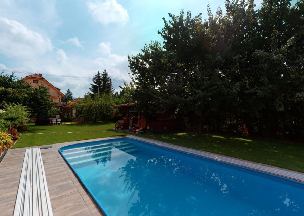 PREDANÉ -rod.dom s pozemkom 908 m2,bazénom,altánkom,3 x garáž v tesnej blízkosti ZŠ, MŠ a námestia v ZB.