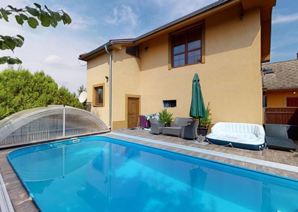 PREDANÉ -rod.dom s pozemkom 908 m2,bazénom,altánkom,3 x garáž v tesnej blízkosti ZŠ, MŠ a námestia v ZB.