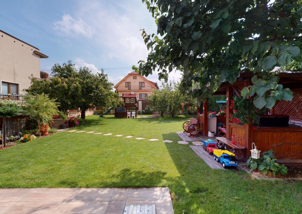 PREDANÉ -rod.dom s pozemkom 908 m2,bazénom,altánkom,3 x garáž v tesnej blízkosti ZŠ, MŠ a námestia v ZB.