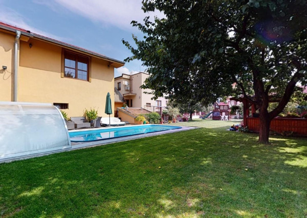 PREDANÉ -rod.dom s pozemkom 908 m2,bazénom,altánkom,3 x garáž v tesnej blízkosti ZŠ, MŠ a námestia v ZB.